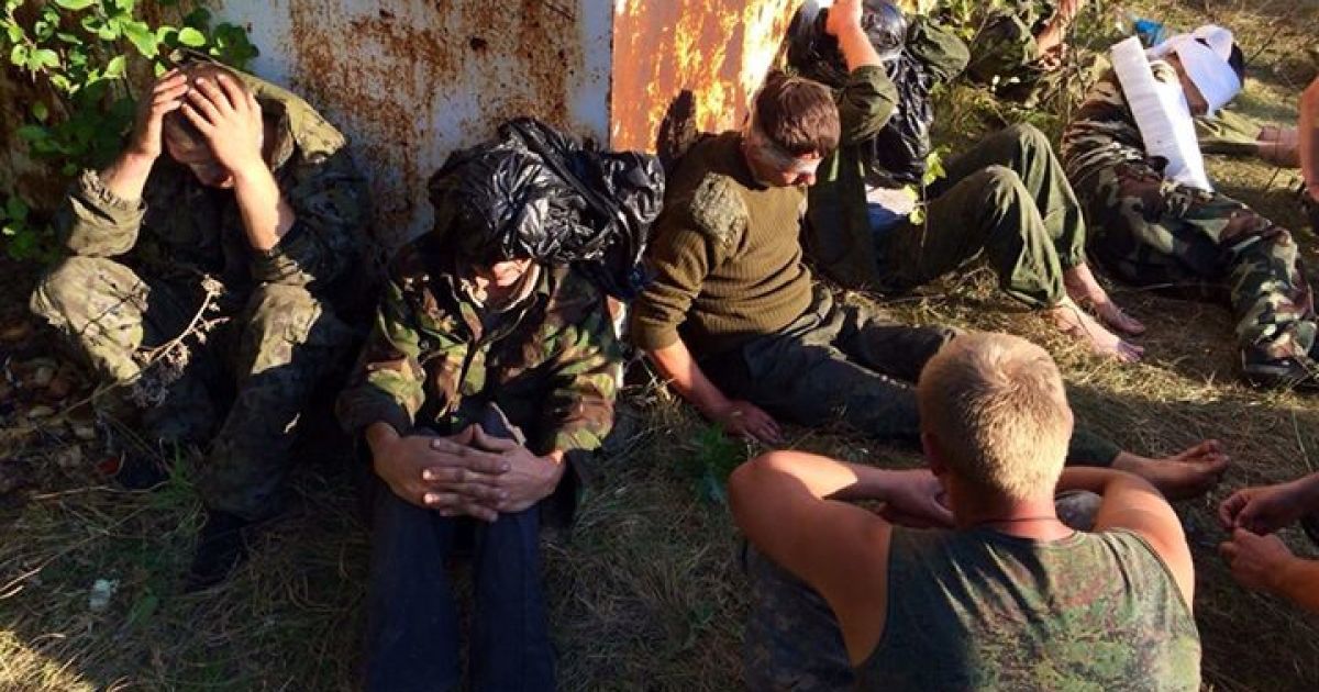 На фото - взятые в плен враги, которые "отдыхают на травке" и по дороге в штаб