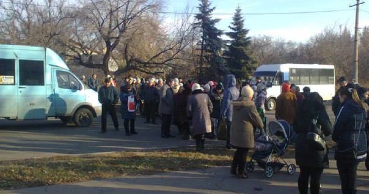 Жители Макеевки перекрыли дорогу и требуют бесплатных продуктов