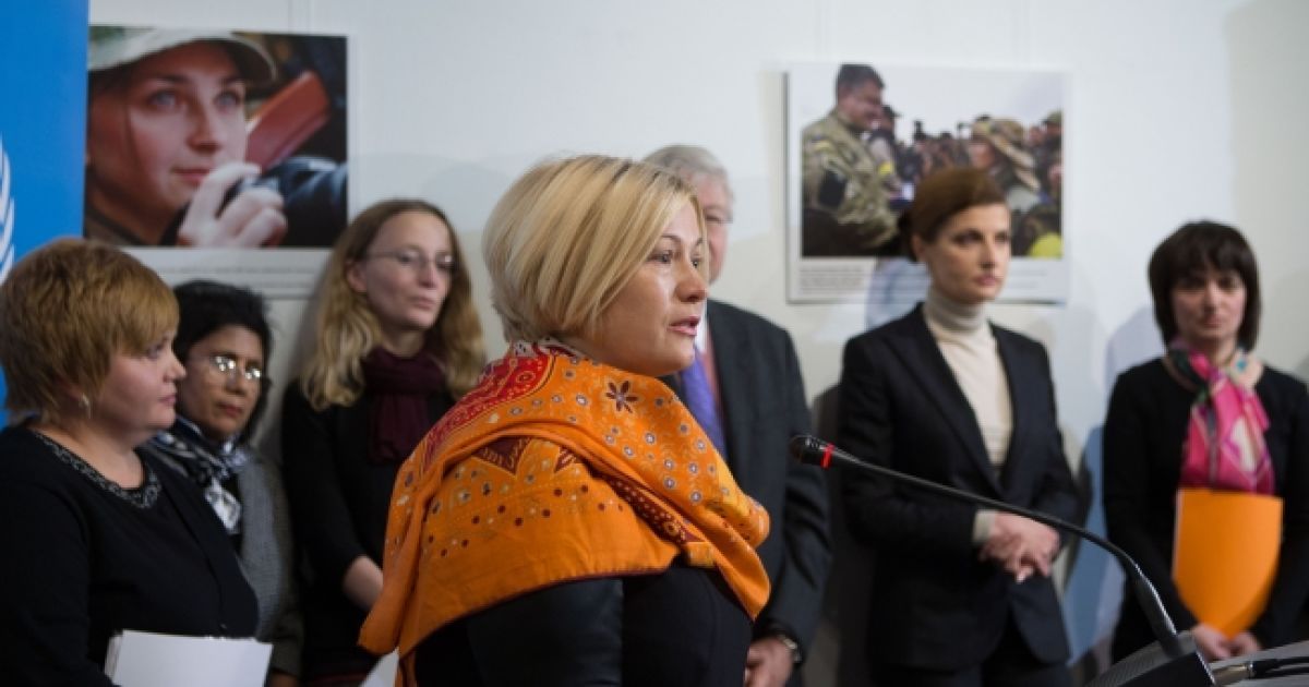 Серед експонатів виставки &ndash; понад 40 фотографій, що розповідають про долі українських жінок у важкі для України часи &ndash; матерів, волонтерок, добровольців, лікарів / © president.gov.ua