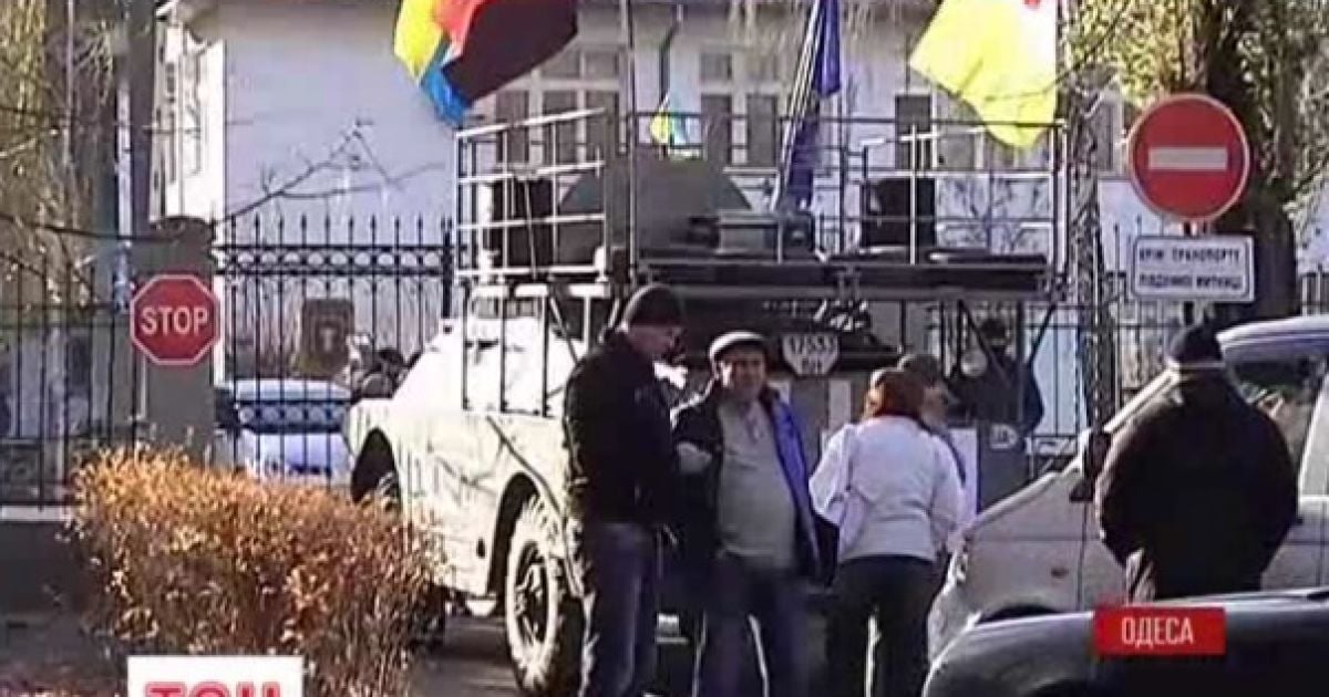 Активісти привезли до Одеської митниці бронемашину і вимагали люстрації керівника установи