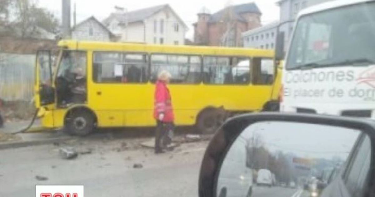 По меньшей мере два человека получили тяжелые ранения