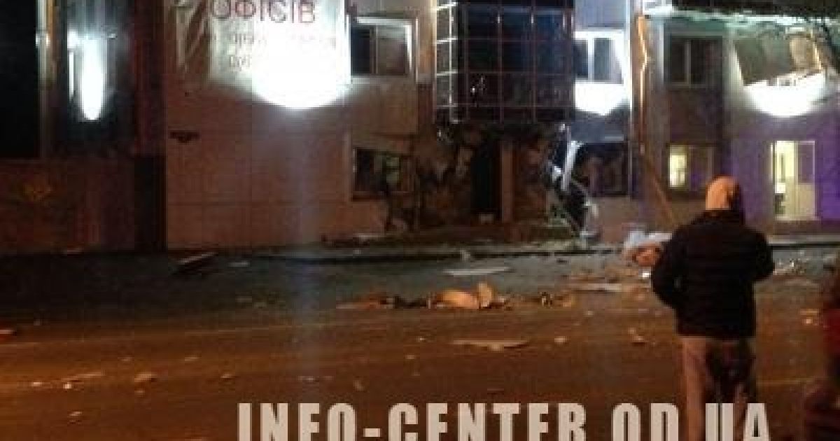 Працюють співробітники міліції і рятувальники, які оточили місце події / © info-center.od.ua