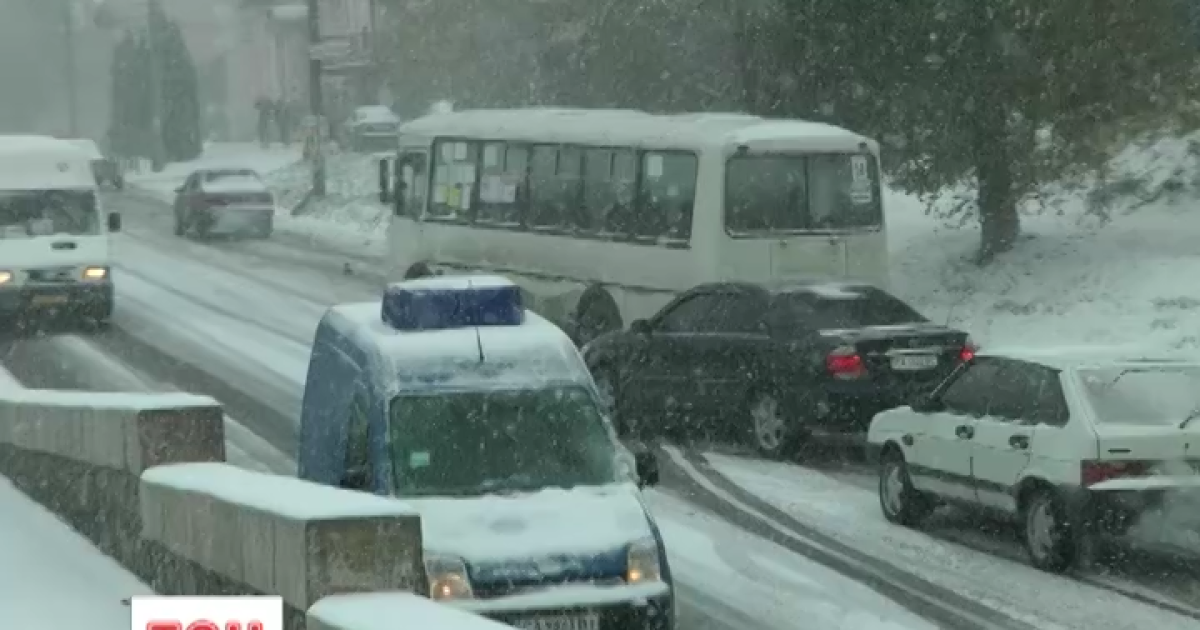 Перший сніг заблокував автошляхи на Черкащині