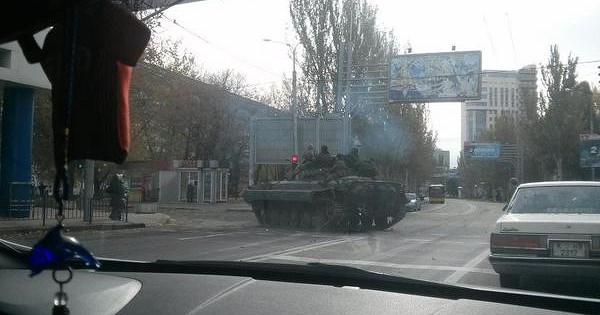 Бойовики перекривають танками дорогу до аеропорту, пишуть у соцмережах