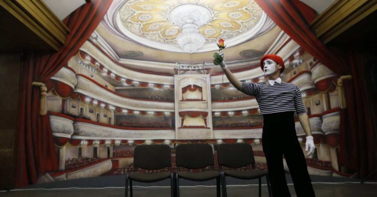 На "Театральній" поставили першу виставу на фоні 3D-малюнку у метро / © УНІАН