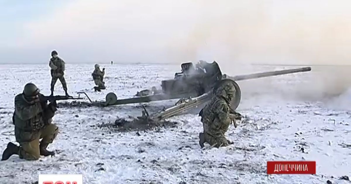 Украинские военные проводят учения в окрестностях Мариуполя.