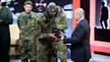 Вручати іменні пістолети "кіборгам" приїхав особисто спікер Верховної Ради Олександр Турчинов
