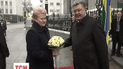 Порошенко зустрів президента Литви Далю Грібаускайте з букетом білих квітів
