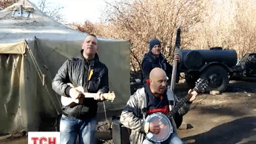 Теплі речі та слова везуть волонтери у найгарячіші точки на сході України