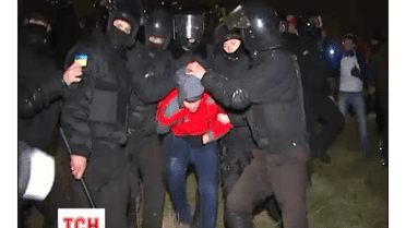 Парни в балаклавах вступили в столкновение с милицией из-за строительства торгового центра