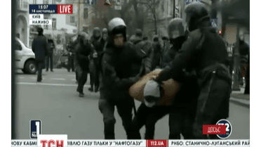 Солдата, який вдарив мітингувальника під адміністрацією президента, покарали нарядами