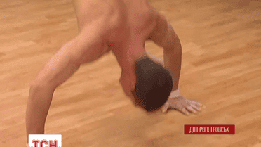 У Дніпропетровську студент віджимався на руках з піднятими ногами