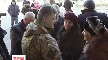 Порошенко назвал выборы в ДНР и ЛНР фарсом под дулами танков и автоматов
