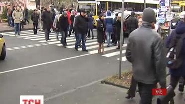 Замерзшие киевляне выходят греться на протест, требуя у частного ЖЕКа подключить отопление
