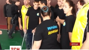 Донецкая молодежь надела футболки с патриотическими надписями на встречу с Пушилиним