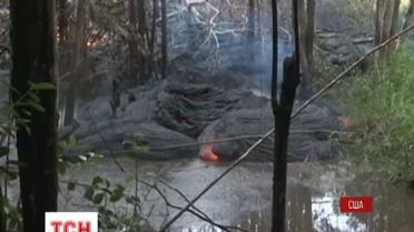 Лава из вулкана Килауэа продолжает стекать жилой территории села Пахоа