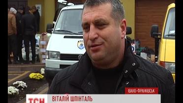 Предприниматель Ивано-Франковска подарил бойцам батальона "Азов" два микроавтобуса