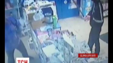 Британська поліція оприлюднила відео, на якому власник магазину захищається від грабіжника