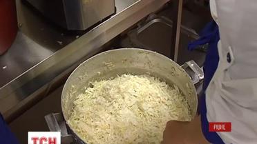 Ровенчане заквасили 3 тонны капусты для бойцов в зона АТО