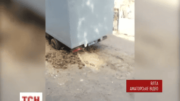 В Ялте автозак с арестантами прямо у городского суда провалился в яму