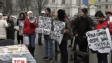 Біля МЗС України відсвяткували день народження Кольченка, ув'язненого у Росії