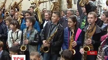 На флешмобі саксофоністів у Львові зіграли музиканти від 7 до 70 років