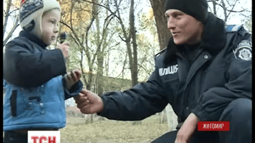 В Житомире 4 летний мальчик едва не упал с 3 этажа