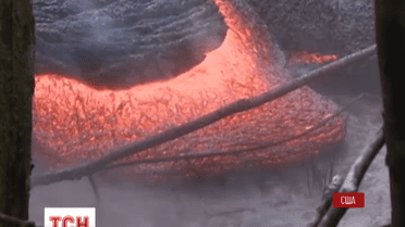 Лава з вулкану Кілауеа на Гавайях продовжує стікати селом Пахоа