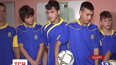 Бывшие заключенные концлагерей и гетто из своих пенсий помогают юным переселенцам с Востока