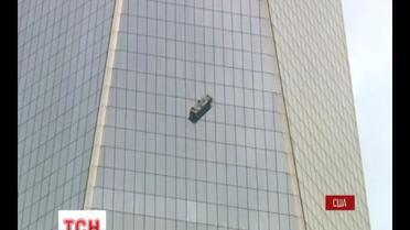 Двоє мийників мало не зірвались з 69 поверху Всесвітнього торгового центру в Нью-Йорку