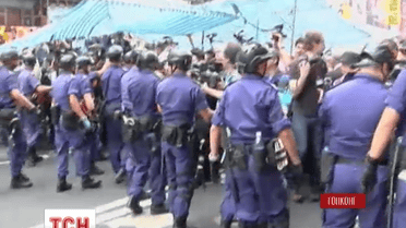 У Гонконзі нові зіткнення між мітингувальниками та поліцією