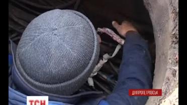 В Днепропетровске задержали воров, которые вырезали кабели военной и правительственной спецсвязи