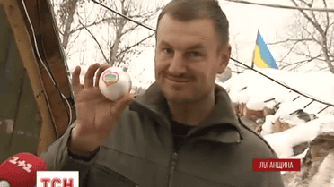 Бойцам на Луганщине подарили патриотические новогодние украшения