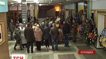 Сегодня несколько тысяч жителей Чернигова прощались с бойцами местного спецбатальона