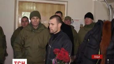 Во дворе Луцкого роддома выстроилась рота солдат