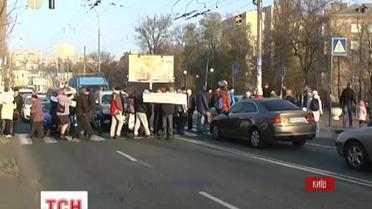 Киевляне снова перекрыли дорогу, требуя включить отопление