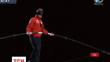 Канатоходец из США "прогулялся" между небоскребами Чикаго