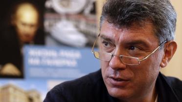 Біля посольства запалюють свічки