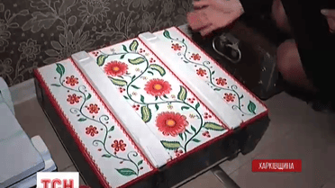 Харківські волонтери перетворюють ящики від набоїв на модні скрині