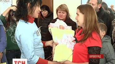 Товарищи забрали из роддома жену и младенца погибшего собрата