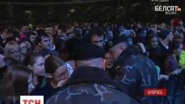 У Мінську на концерті гурту "Океан Ельза" міліція силоміць вилучила українську символіку