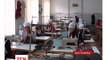 Дівчата в Івано-Франківську шиють спальні мішки для бійців