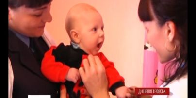 На Днепропетровщине непутевая мать оставила младенца на капоте чужой машины