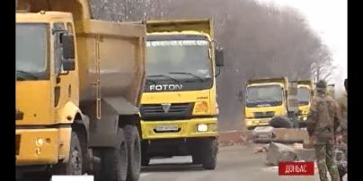 Десятки грузовиков с углем ежедневно едут из оккупированных боевиками территорий