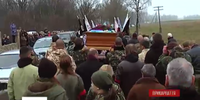 На Прикарпатье сотни людей провели в последний путь «киборга» Владимира Байдюка