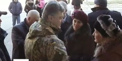Порошенко назвал выборы в ДНР и ЛНР фарсом под дулами танков и автоматов