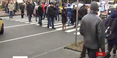 Замерзшие киевляне выходят греться на протест, требуя у частного ЖЕКа подключить отопление