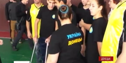 Донецкая молодежь надела футболки с патриотическими надписями на встречу с Пушилиним
