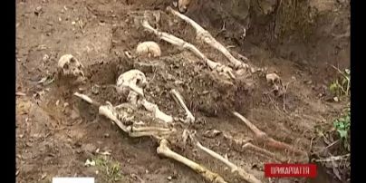 На Прикарпатье исследователи выкопали во дворе больницы остатки 175 человек