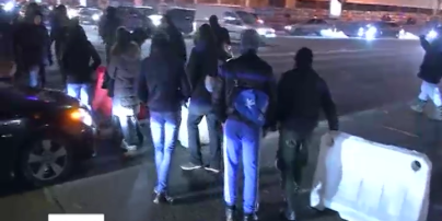Движение по Крещатику на несколько часов перекрыли парни с дубинками и в балаклавах